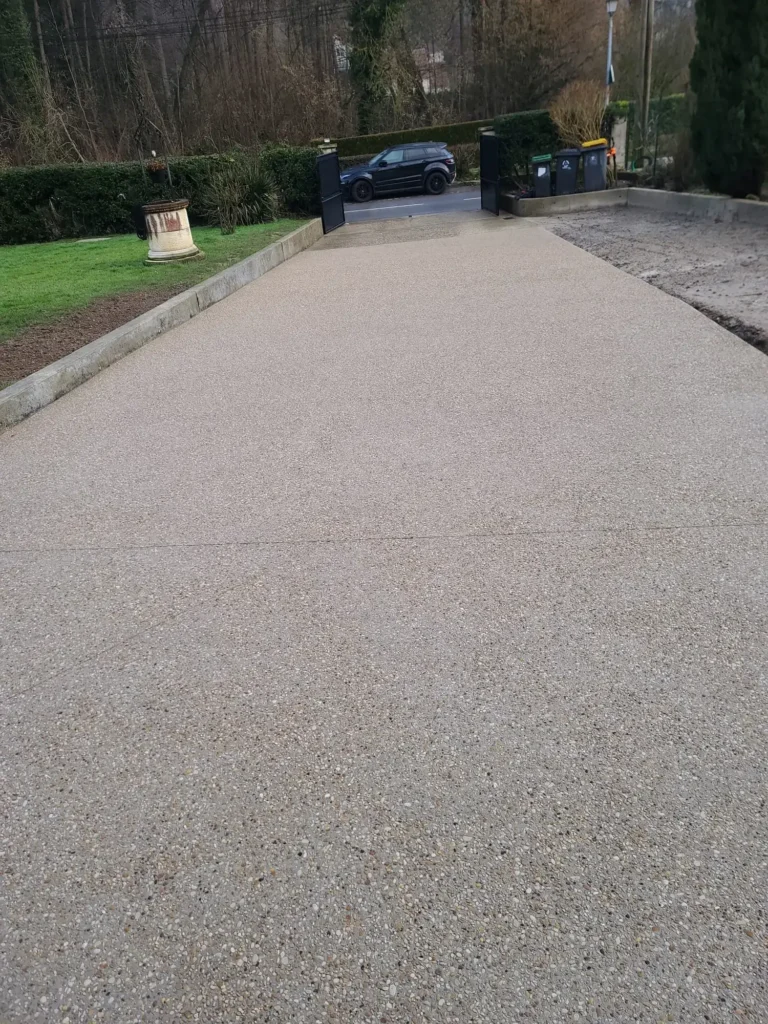 Acces auto din beton dezactivat cu finisaj uniform și aspect premium exterior