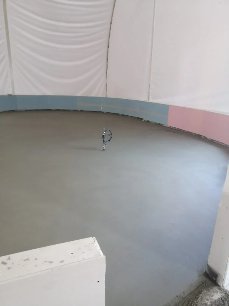 Beton elicopterizat într-o hală industrială cu finisaj neted realizat profesional de Rbeton