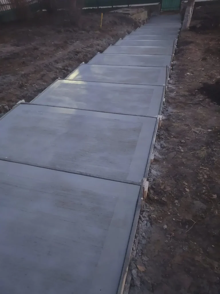 Trepte din beton periat pentru acces pietonal executat profesional