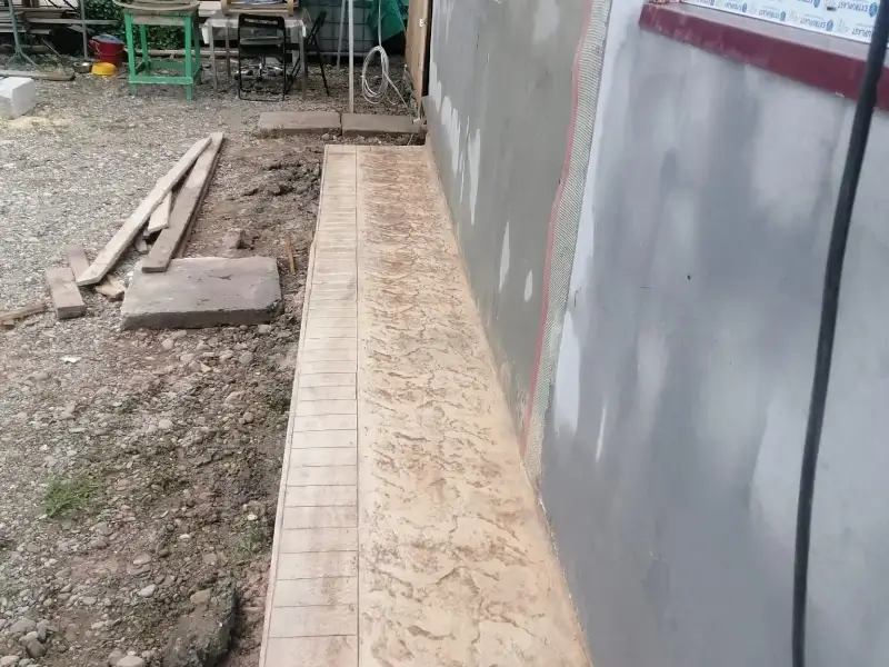 Alee laterală din beton amprentat crem bej lângă casă