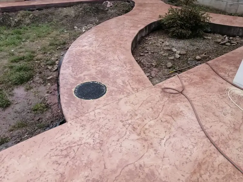 Alee curbată din beton amprentat crem cu design modern RBETON