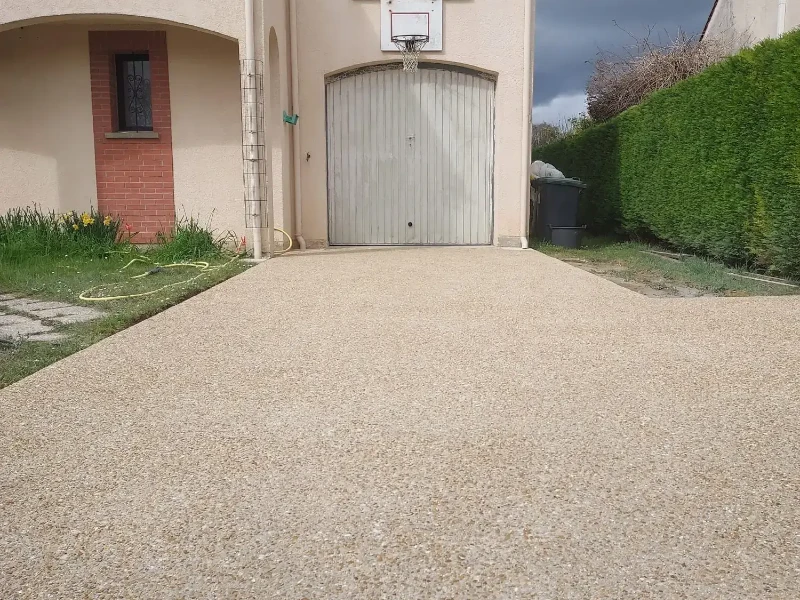 Driveway din beton dezactivat pentru acces garaj cu suprafață durabilă și estetică